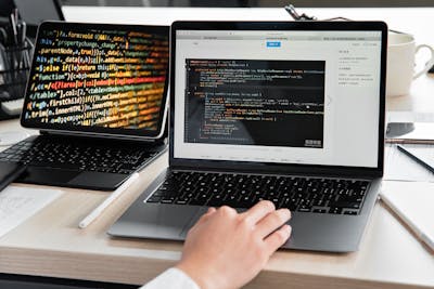 تطوير التطبيقات وتصميم المواقع باستخدام لغات البرمجة الأنسب لمشروعك الرقمي